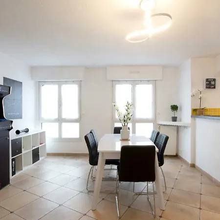 Apartment Prive 80m Carre, 2 Chambres, 1 Place De Parking